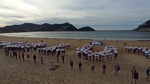 Sare realiza un mosaico en la playa de La Concha para pedir un cambio en la política penitenciaria