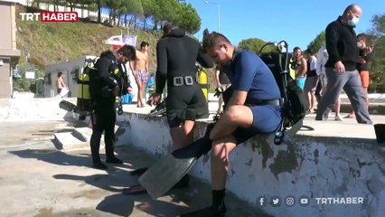 Suyun metrelerce altında ders görüyorlar