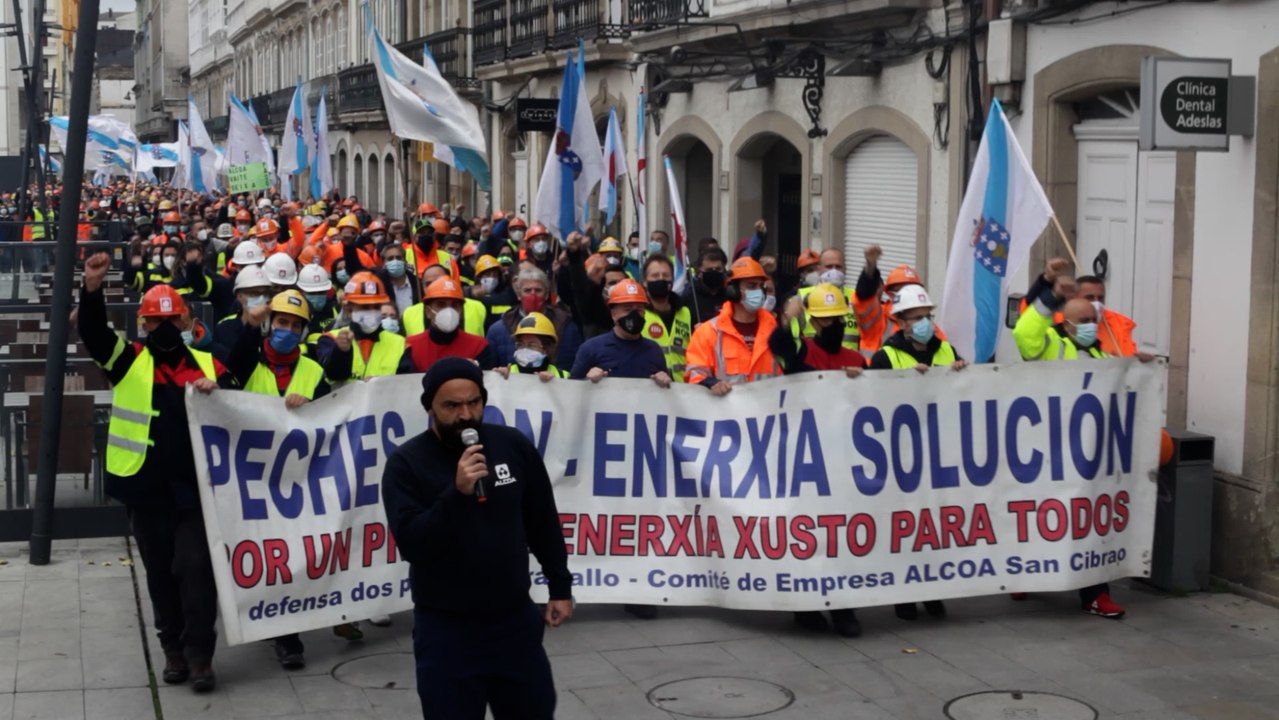 Multitudinaria protesta de trabajadores de la planta de Alcoa San Cibrao en Lugo