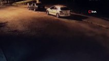 İzmir'de şoke eden görüntü kamerada...Park halindeki araca hızla çarptı, motosiklete binerek kaçtı
