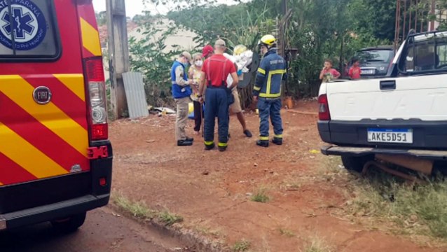 Homem é socorrido após bater carro contra muro de residência