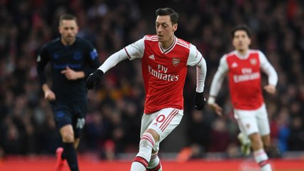 أوزيل.. خيبة أمله بعد استبعاده من قائمة دور الذهاب في الدوري الإنجليزي والأوروبي