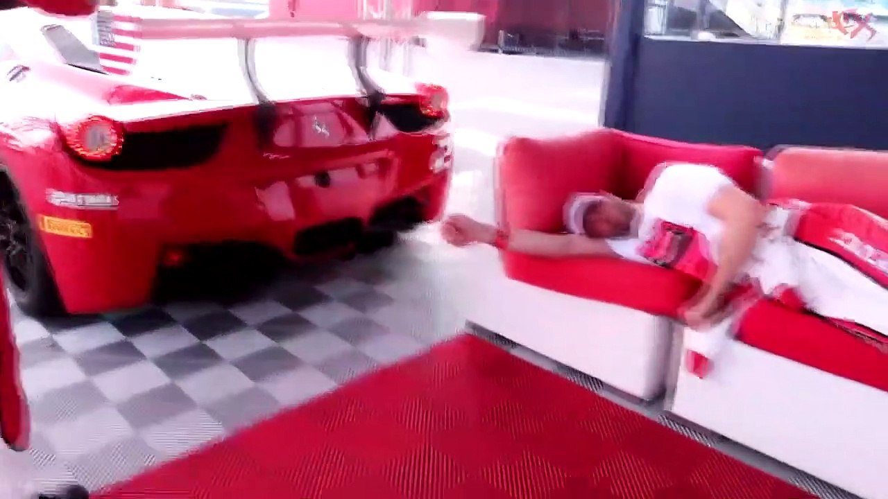 Réveiller son pote avec le bruit du moteur V8 d'une Ferrari