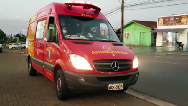 Mulher fica ferida em colisão entre carro e moto no Bairro Periolo