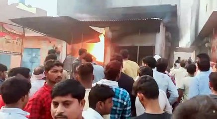 फर्नीचर की दुकान में लगी भीषण आग