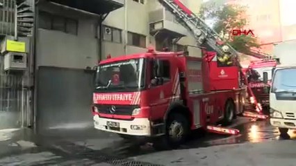 İstanbul'da 3 katlı iş merkezinde yangın