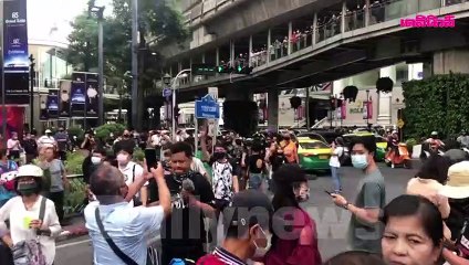 #ม็อบ25ตุลา มวลชนพรึ่บ! ราชประสงค์ ชู 3 นิ้วขับไล่ บิ๊กตู่