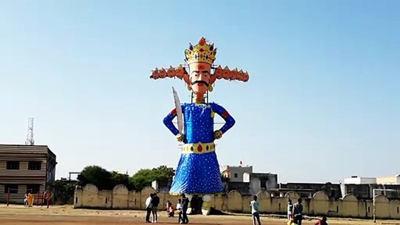 शाजापुर: स्थानीय स्टेडियम पर खड़ा किया गया 55 फिट रावण