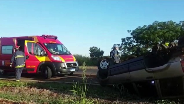 Carro fica destruído em capotamento na Avenida Brasil