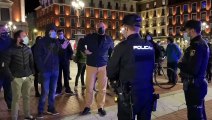 Varias personas se enfrentan a la Policía durante el toque de queda en Valladolid