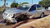 Carro fica destruído em capotamento na Avenida Brasil