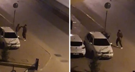 Descargar video: Tartıştığı kadına tokat attı, çevredekilerin tepkisi sonrası kaçtı