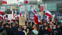 La rabbia dei polacchi contro le nuove restrizioni anti-Covid