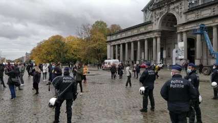 La police met fin à la manifestation contre les mesures anti-covid au Cinquantenaire