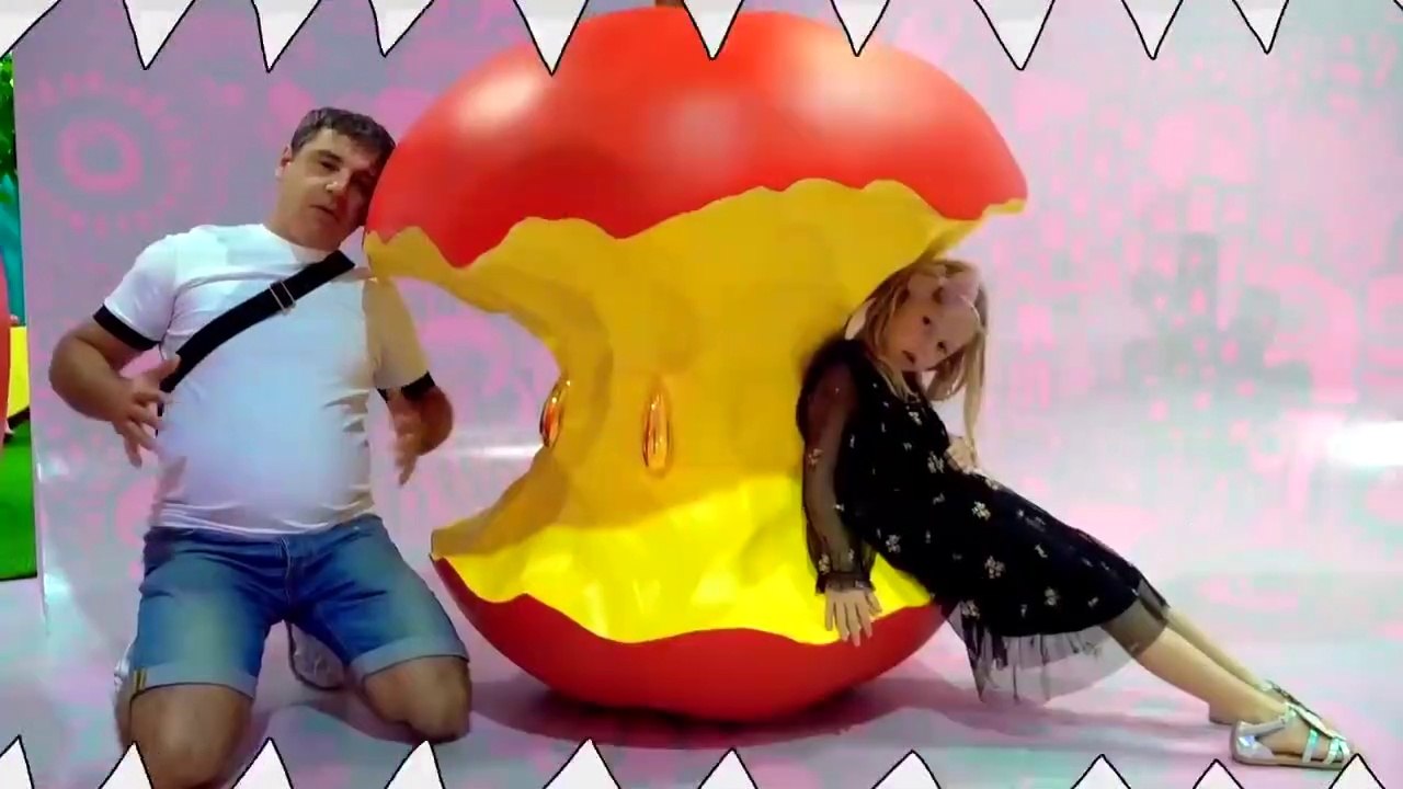 Nastya and dad have fun at the Children's Museum and take photos