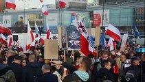 Manifestation anti-restrictions à Varsovie, après un durcissement des mesures sanitaires