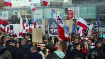 Manifestation anti-restrictions à Varsovie, après un durcissement des mesures sanitaires