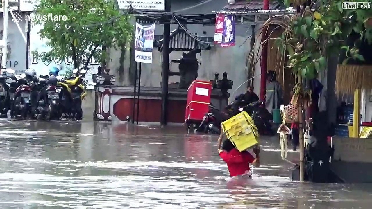 Ce livreur va regretter d'avoir bravé les inondation... trou d'eau