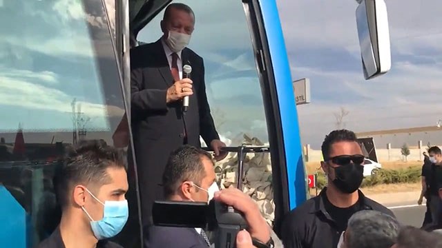 'Eve ekmek götüremiyoruz' diyen esnafa Erdoğan 'Bu bana çok abartılı geldi' dedi, çay dağıttı