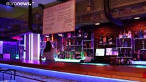 Los bares y restaurantes de Madrid adaptan sus horarios para evitar el cierre por las restricciones