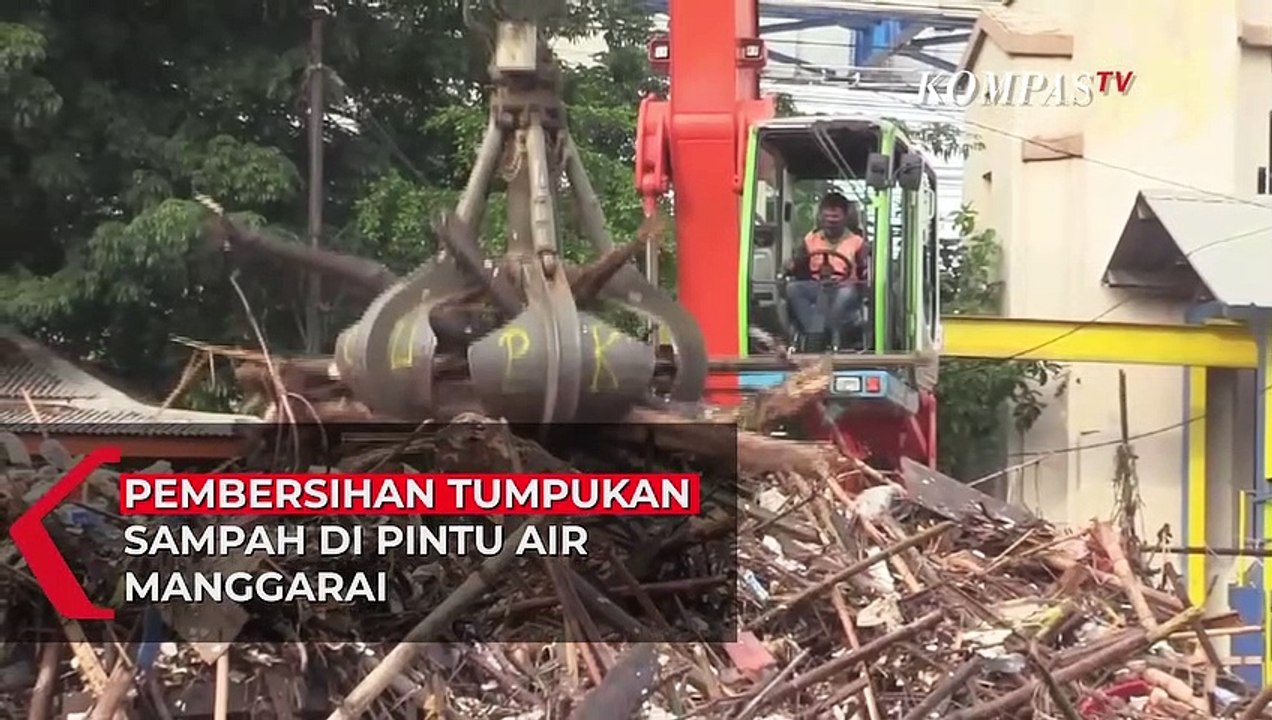 Pengerukan Tumpukan Sampah di Pintu Air Manggarai