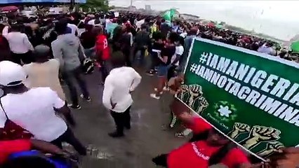 Скачать видео: Nigerian soldiers fire at protesters, witnesses tell Reuters