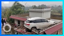 Mobil Tersangkut di Atap Rumah Warga - TomoNews