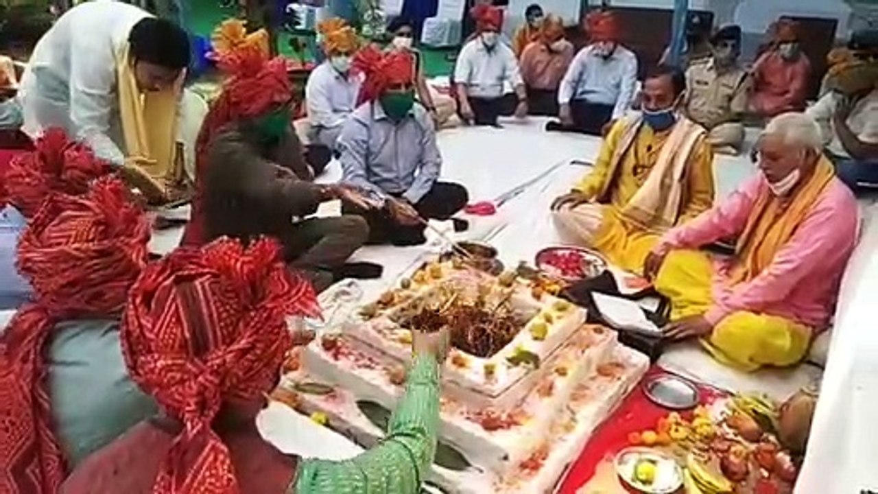 इंदौर: विजयादशमी के मौके पर हुआ शस्त्र पूजन, हर्ष फायर कर हुआ हथियारों का परीक्षण