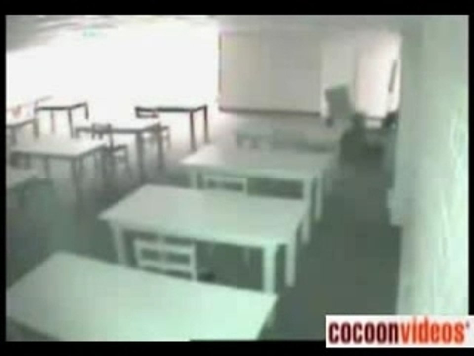 Bizarre Ectoplasme  Sur Camera de Securite