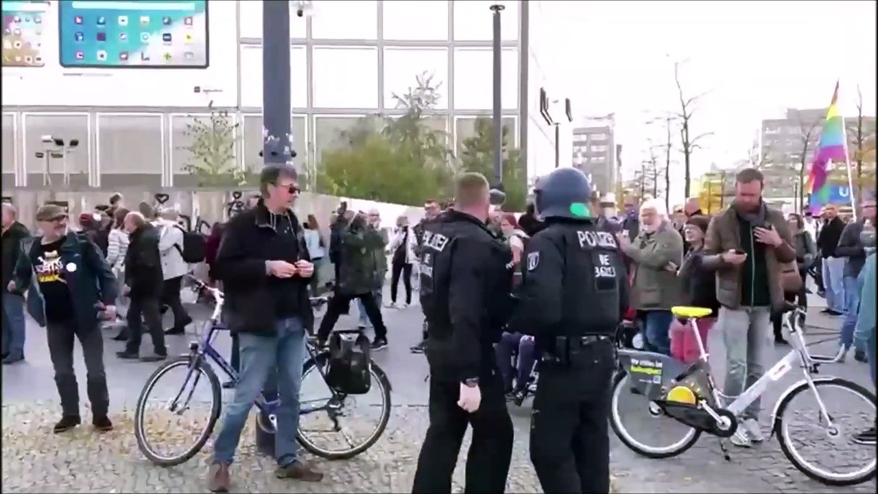 Demo Berlin 25.10.2020: Der 'heldenhafte' Kampf der Berliner Polizei gegen ein zierlichen Frau
