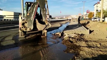 Su borucu patladı, tazyikli su cami minaresini aştı