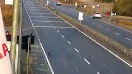 3 kişinin yaralandığı kaza güvenlik kamerasında