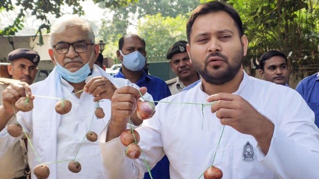 Tejashwi Yadav mocks BJP, presents 'Onion Garland'