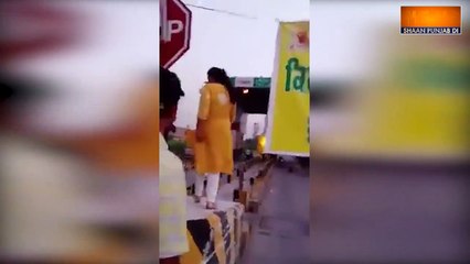 ਮੋਦੀ ਦੀ ਫੋਟੋ 'ਤੇ ਜੁੱਤੀਆਂ ਦ ਹਾਰ ਪਿਆ ਦੇਖ ਗੁੱਸੇ 'ਚ ਭੜਕੀ ਬੀ.ਜੇ.ਪੀ ਮਹਿਲਾ