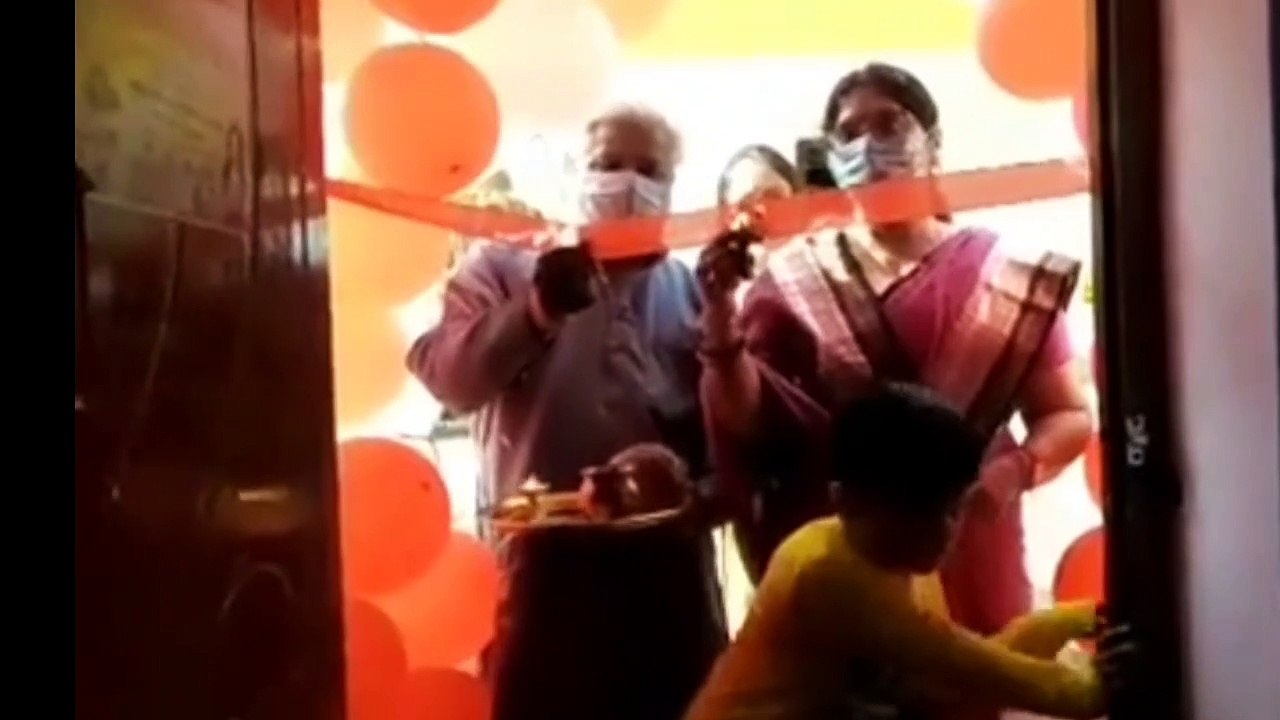 भरथना में पूर्व चेयरमैन ने हैण्डलूम नवीन प्रतिष्ठान का फीता काटकर किया शुभारंभ