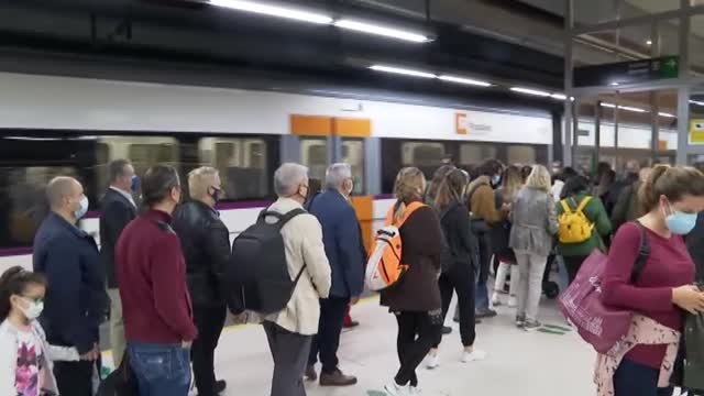 Aglomeraciones en los trenes de cercanía de Barcelona en hora punta por culpa de unas obras