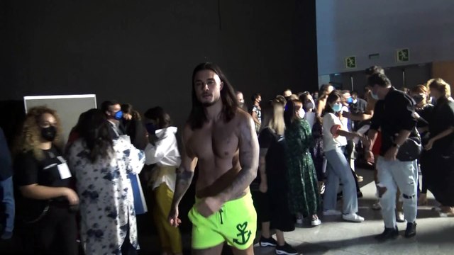 Carlo Costanzia presume de músculos sobre la pasarela canaria