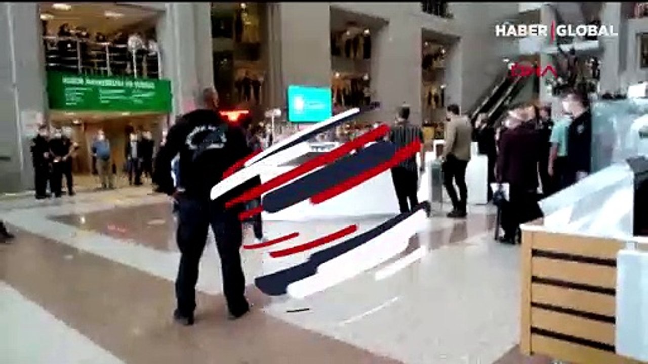 İstanbul Adalet Sarayı'nda bir kişi kendisini maket bıçağıyla keserek yaraladı