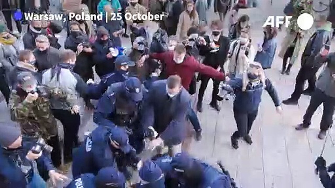 Poland police detain pro-choice protesters as they try to force entry of church