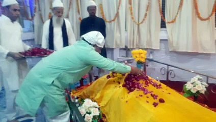 बन्ने मियां की दरगाह पर पूर्व सांसद ने चढ़ाई चादर