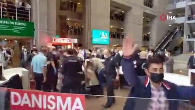 Çağlayan Adliyesinde bir adam falçata ile kendini kesti
