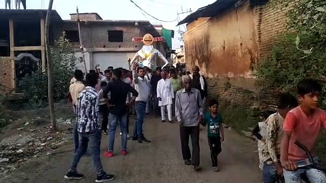 ग्राम खोकरा कला में पुरानी परंपरा अनुसार दशहरा मैदान में रावण दहन किया गया