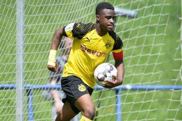 Le triplé impressionnant de Youssoufa Moukoko avec Dortmund, contre Schalke  en U19