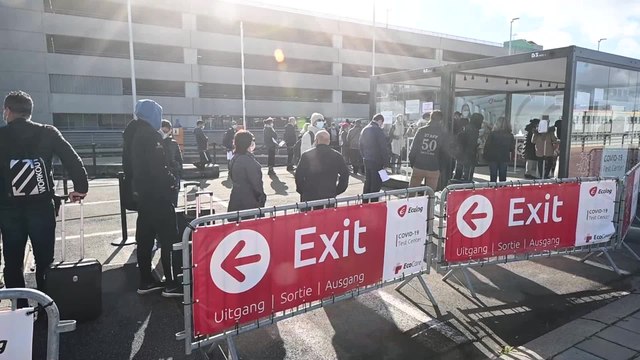 Coronavirus: centre de dépistage à Brussels Airport Des personnes faisant la queue au centre de test Covid-19 de l'aéroport de Bruxelles, lundi 26 octobre 2020 à Zaventem.