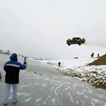 Il se jette dans un lac gelé avec une vieille voiture