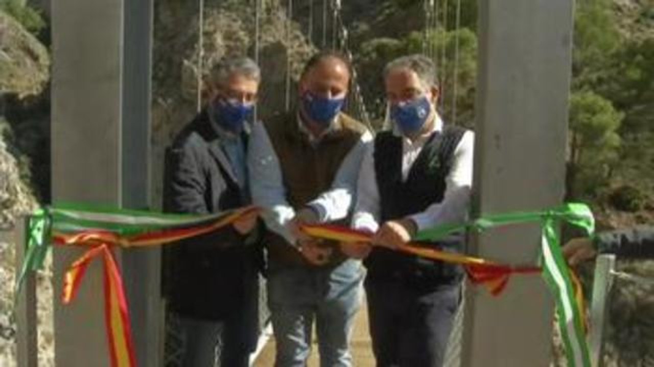 La Gran Senda de Málaga inaugura uno de los mayores puentes colgantes de España
