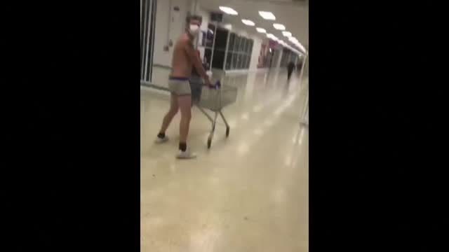 Un hombre acude en calzoncillos al supermercado en Gales para protestar contra las restricciones