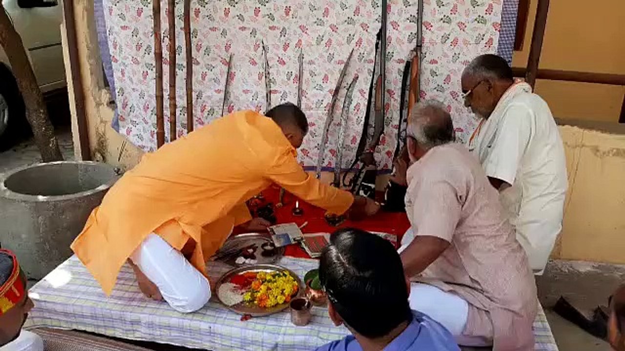 राज्यमंत्री इंदर सिंह परमार ने गृह निवास पर की शस्त्र पूजा