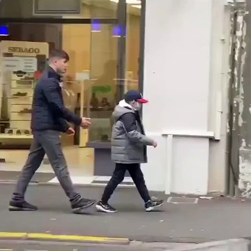 Prank : il fait semblant de kidnapper un enfant dans la rue pour tester la réaction des gens