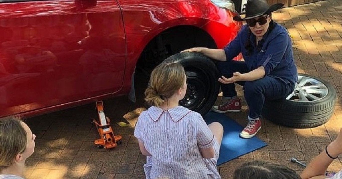 Dans cette école australienne, les jeunes filles apprennent à changer une roue ou vérifier le niveau d'huile